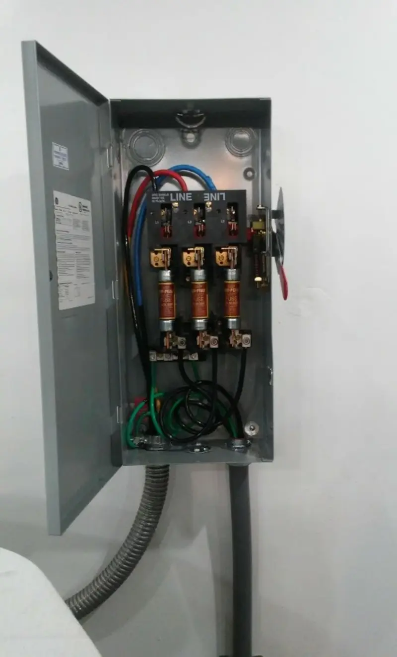 Three-phase disconnect switch installed for Smoke Detector Installation in Fort Hood